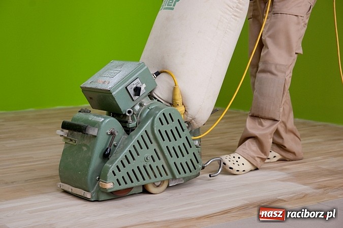 Zdjęcie w galerii na portalu naszraciborz.pl: Hurtownia Farb Grud radzi, jak odnowić drewnianą podłogę w domu wiadomości z regionu