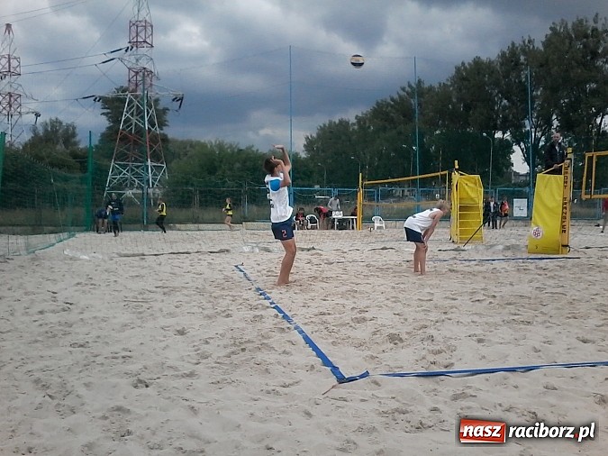 Zdjęcie w galerii na portalu naszraciborz.pl: Kolejny świetny występ plażowy młodych siatkarzy KS AZS Rafako Racibórz wiadomości z regionu