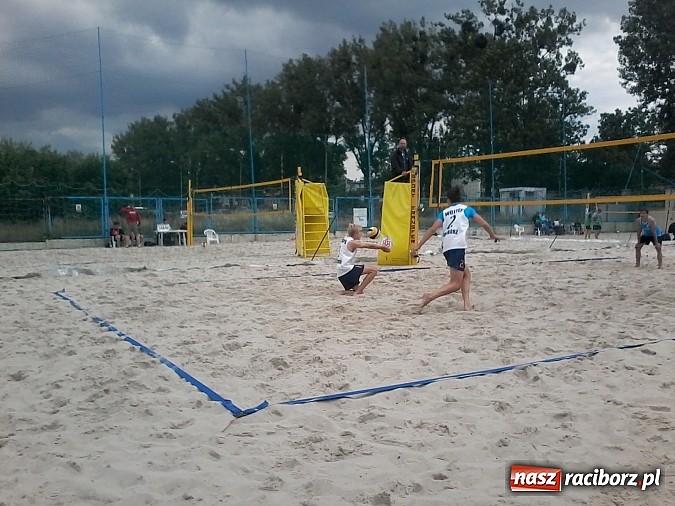 Zdjęcie w galerii na portalu naszraciborz.pl: Kolejny świetny występ plażowy młodych siatkarzy KS AZS Rafako Racibórz wiadomości z regionu