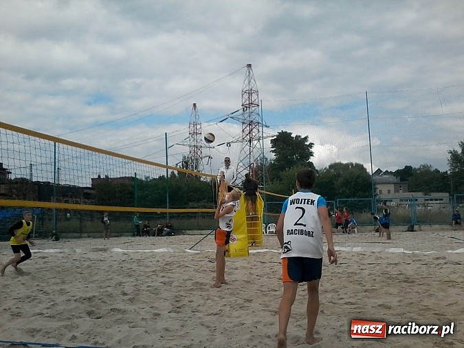 Zdjęcie w galerii na portalu naszraciborz.pl: Kolejny świetny występ plażowy młodych siatkarzy KS AZS Rafako Racibórz wiadomości z regionu
