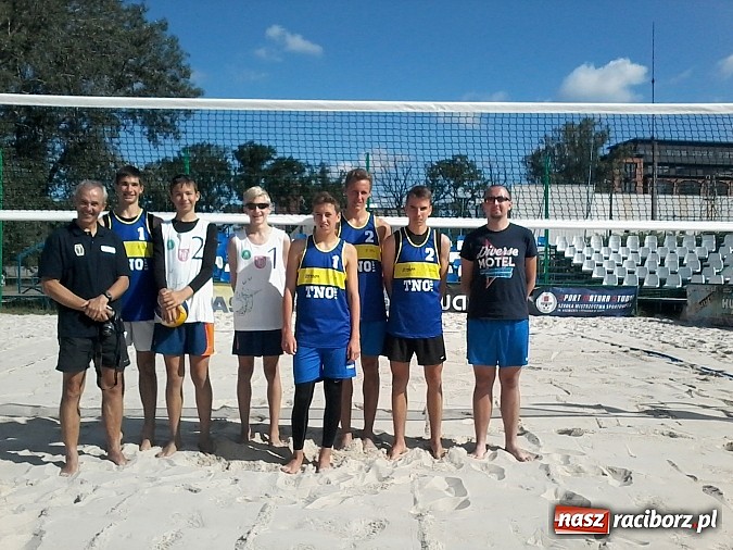 Zdjęcie w galerii na portalu naszraciborz.pl: Kolejny świetny występ plażowy młodych siatkarzy KS AZS Rafako Racibórz wiadomości z regionu