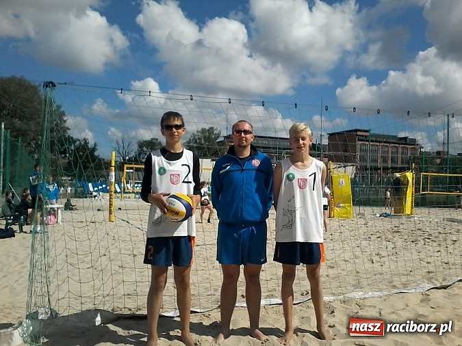 Zdjęcie w galerii na portalu naszraciborz.pl: Kolejny świetny występ plażowy młodych siatkarzy KS AZS Rafako Racibórz wiadomości z regionu