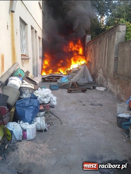 Zdjęcie w galerii na portalu naszraciborz.pl: Pożar na ul. I Armii w Pietrowicach Wielkich wiadomości z regionu