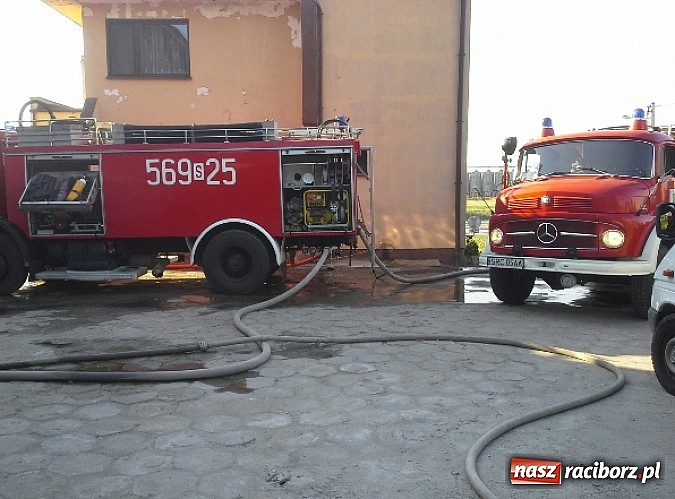 Zdjęcie w galerii na portalu naszraciborz.pl: Pożar na ul. I Armii w Pietrowicach Wielkich wiadomości z regionu