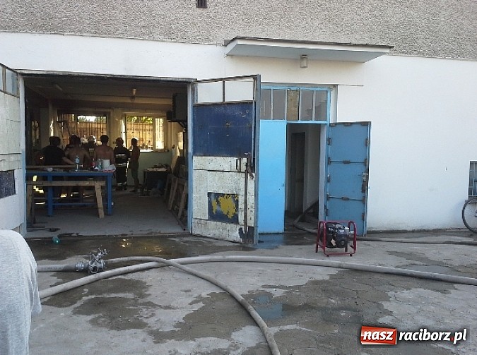 Zdjęcie w galerii na portalu naszraciborz.pl: Pożar na ul. I Armii w Pietrowicach Wielkich wiadomości z regionu