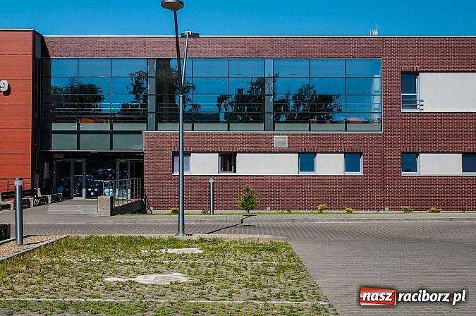 Zdjęcie w galerii na portalu naszraciborz.pl: Parking dla niepełnosprawnych, ale nie dla ich wózków wiadomości z regionu