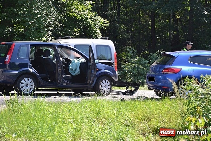 Zdjęcie w galerii na portalu naszraciborz.pl: Zderzenie trzech pojazdów na granicy Szymocic i Jankowic wiadomości z regionu