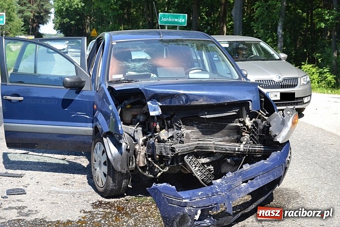 Zdjęcie w galerii na portalu naszraciborz.pl: Zderzenie trzech pojazdów na granicy Szymocic i Jankowic wiadomości z regionu