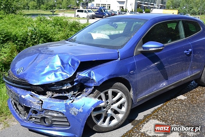 Zdjęcie w galerii na portalu naszraciborz.pl: Zderzenie trzech pojazdów na granicy Szymocic i Jankowic wiadomości z regionu