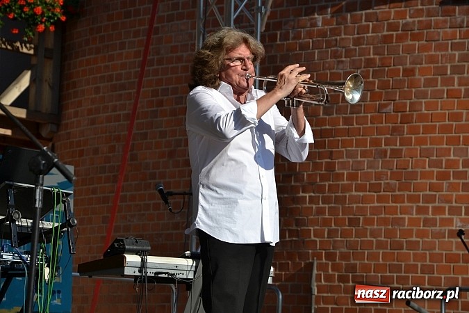 Zdjęcie w galerii na portalu naszraciborz.pl: Krzysztof Krawczyk i Zbigniew Wodecki gwiazdami 115. urodzin Banku Spółdzielczego w Raciborzu wiadomości z regionu