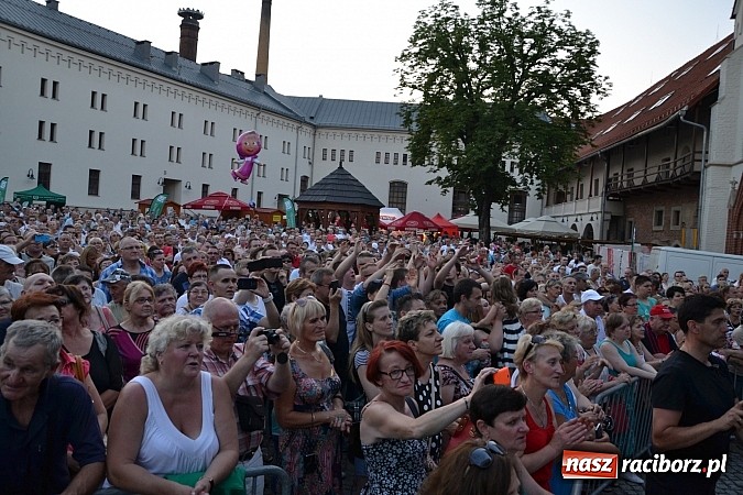 Zdjęcie w galerii na portalu naszraciborz.pl: Krzysztof Krawczyk i Zbigniew Wodecki gwiazdami 115. urodzin Banku Spółdzielczego w Raciborzu wiadomości z regionu