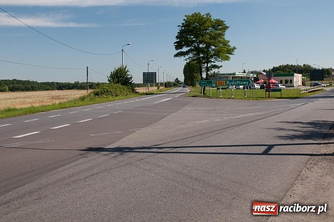 Zdjęcie w galerii na portalu naszraciborz.pl: Dwie linie podwójne ciągłe, za to nie ma chodnika wiadomości z regionu