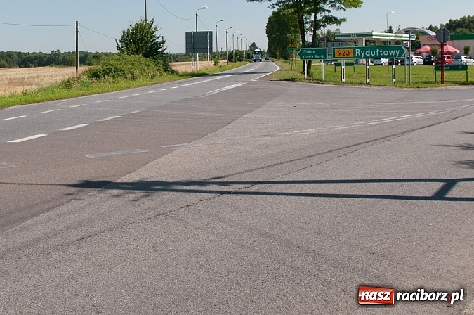 Zdjęcie w galerii na portalu naszraciborz.pl: Dwie linie podwójne ciągłe, za to nie ma chodnika wiadomości z regionu