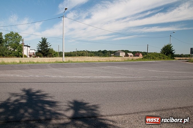 Zdjęcie w galerii na portalu naszraciborz.pl: Dwie linie podwójne ciągłe, za to nie ma chodnika wiadomości z regionu