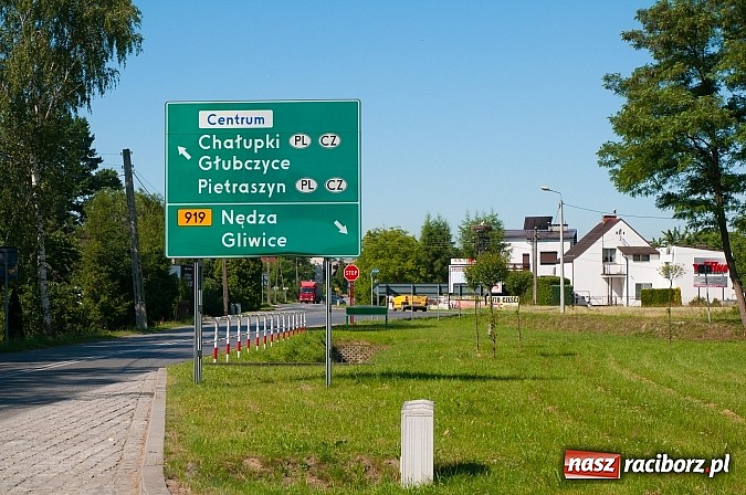 Zdjęcie w galerii na portalu naszraciborz.pl: Dwie linie podwójne ciągłe, za to nie ma chodnika wiadomości z regionu