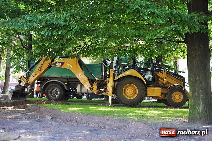 Zdjęcie w galerii na portalu naszraciborz.pl: Skwer przy Warszawskiej wzbogaci się o alejki. Trwa remont  wiadomości z regionu