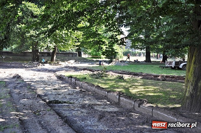 Zdjęcie w galerii na portalu naszraciborz.pl: Skwer przy Warszawskiej wzbogaci się o alejki. Trwa remont  wiadomości z regionu
