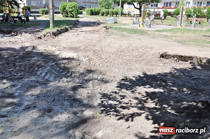 Zdjęcie w galerii na portalu naszraciborz.pl: Skwer przy Warszawskiej wzbogaci się o alejki. Trwa remont  wiadomości z regionu