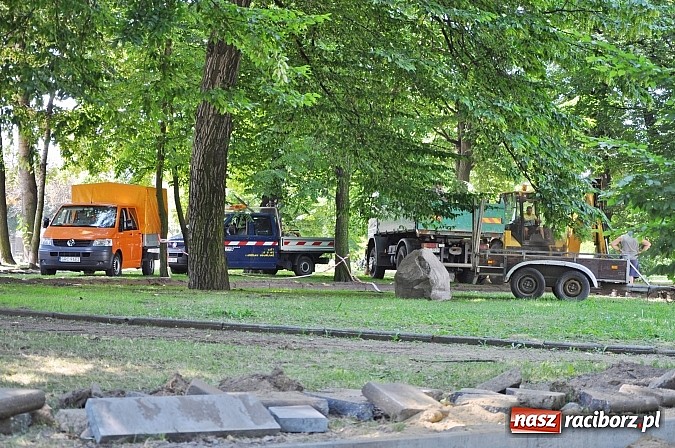 Zdjęcie w galerii na portalu naszraciborz.pl: Skwer przy Warszawskiej wzbogaci się o alejki. Trwa remont  wiadomości z regionu