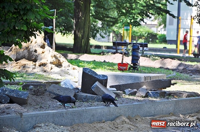 Zdjęcie w galerii na portalu naszraciborz.pl: Skwer przy Warszawskiej wzbogaci się o alejki. Trwa remont  wiadomości z regionu
