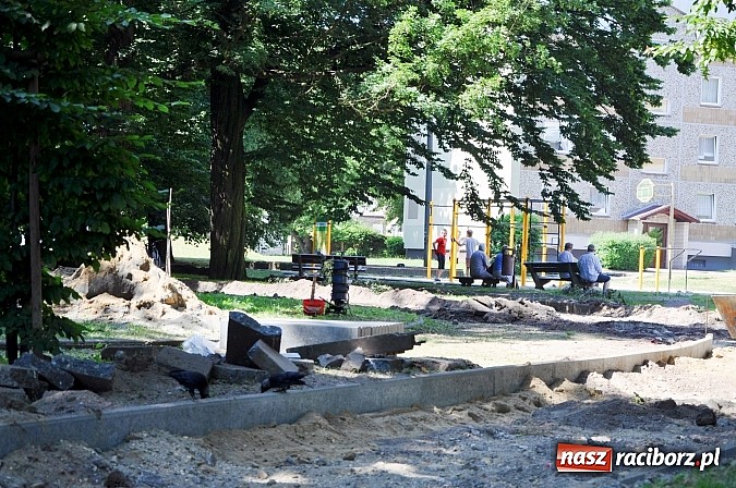 Zdjęcie w galerii na portalu naszraciborz.pl: Skwer przy Warszawskiej wzbogaci się o alejki. Trwa remont  wiadomości z regionu