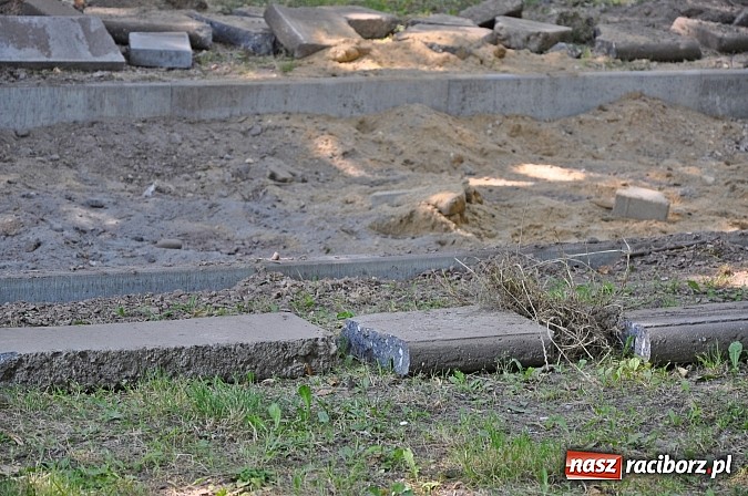 Zdjęcie w galerii na portalu naszraciborz.pl: Skwer przy Warszawskiej wzbogaci się o alejki. Trwa remont  wiadomości z regionu