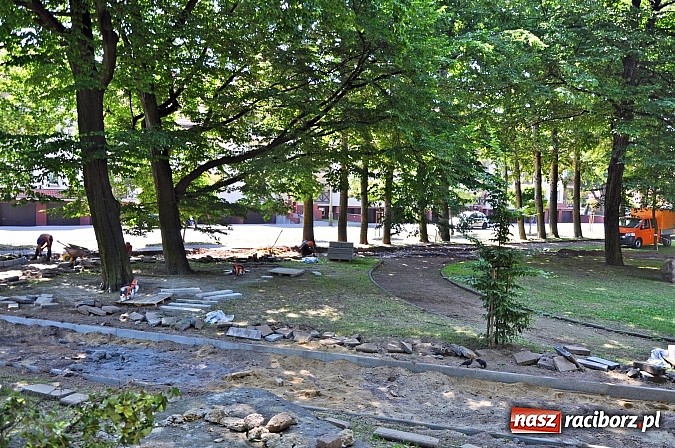 Zdjęcie w galerii na portalu naszraciborz.pl: Skwer przy Warszawskiej wzbogaci się o alejki. Trwa remont  wiadomości z regionu