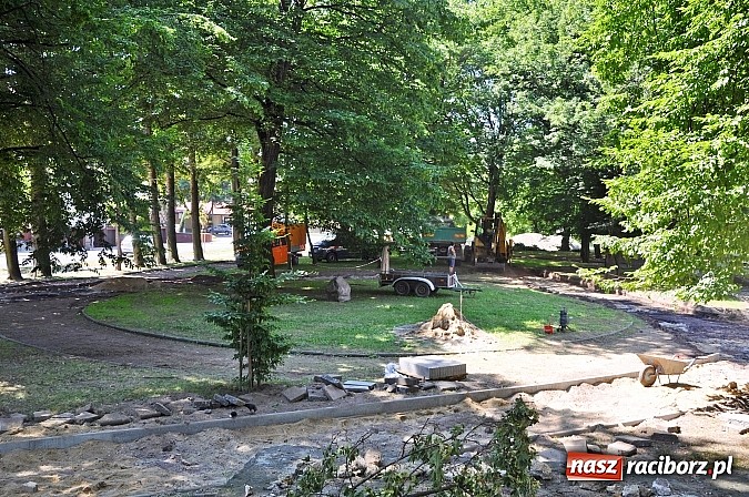 Zdjęcie w galerii na portalu naszraciborz.pl: Skwer przy Warszawskiej wzbogaci się o alejki. Trwa remont  wiadomości z regionu