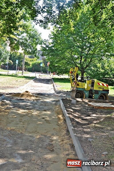 Zdjęcie w galerii na portalu naszraciborz.pl: Skwer przy Warszawskiej wzbogaci się o alejki. Trwa remont  wiadomości z regionu