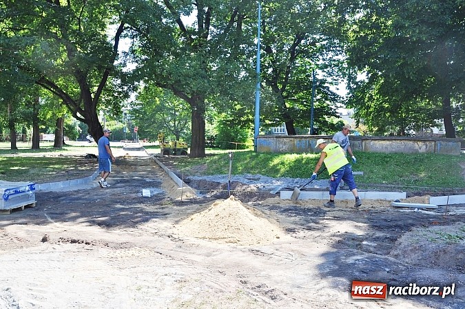 Zdjęcie w galerii na portalu naszraciborz.pl: Skwer przy Warszawskiej wzbogaci się o alejki. Trwa remont  wiadomości z regionu
