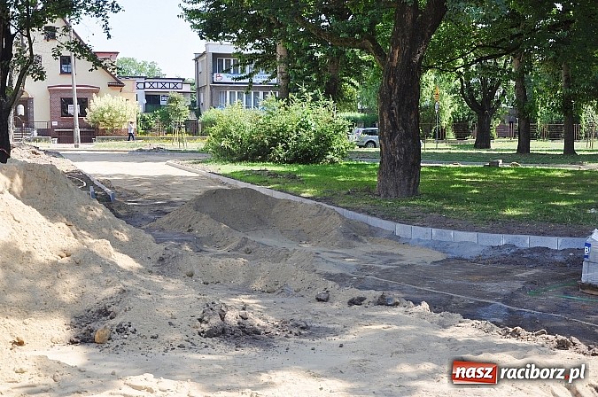 Zdjęcie w galerii na portalu naszraciborz.pl: Skwer przy Warszawskiej wzbogaci się o alejki. Trwa remont  wiadomości z regionu