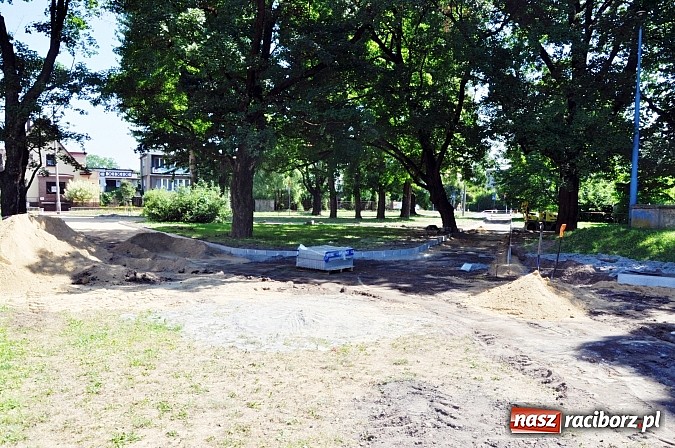 Zdjęcie w galerii na portalu naszraciborz.pl: Skwer przy Warszawskiej wzbogaci się o alejki. Trwa remont  wiadomości z regionu
