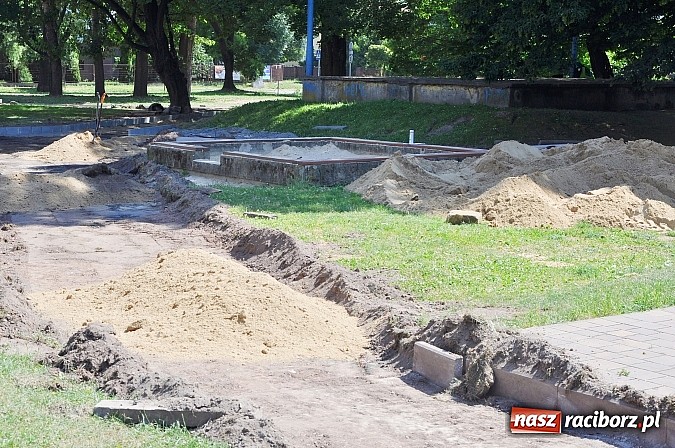 Zdjęcie w galerii na portalu naszraciborz.pl: Skwer przy Warszawskiej wzbogaci się o alejki. Trwa remont  wiadomości z regionu