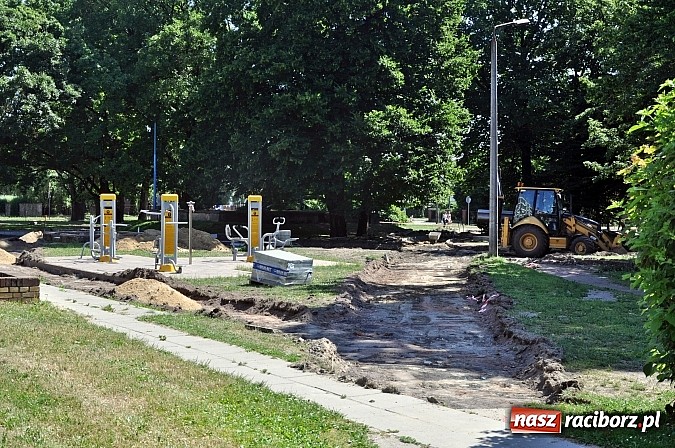Zdjęcie w galerii na portalu naszraciborz.pl: Skwer przy Warszawskiej wzbogaci się o alejki. Trwa remont  wiadomości z regionu