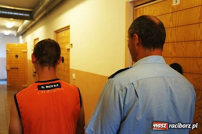 Zdjęcie w galerii na portalu naszraciborz.pl: Sprawcy aktu wandalizmu w Pietrowicach Wielkich zatrzymani  wiadomości z regionu