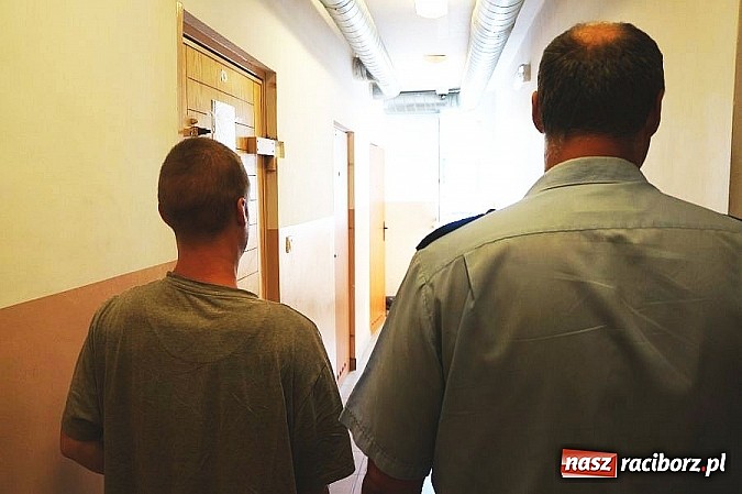 Zdjęcie w galerii na portalu naszraciborz.pl: Sprawcy aktu wandalizmu w Pietrowicach Wielkich zatrzymani  wiadomości z regionu