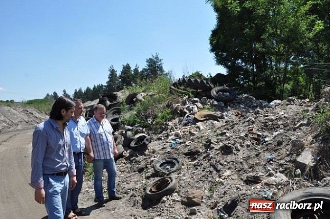 Zdjęcie w galerii na portalu naszraciborz.pl: Trwają prace porządkowe na ul. Klasztornej w Kuźni Raciborskiej wiadomości z regionu