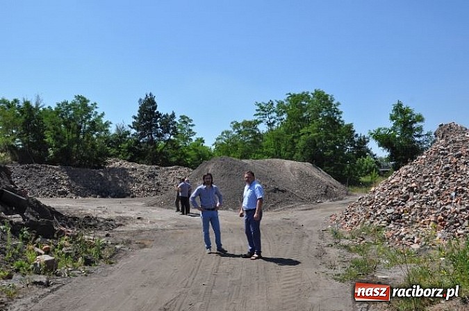 Zdjęcie w galerii na portalu naszraciborz.pl: Trwają prace porządkowe na ul. Klasztornej w Kuźni Raciborskiej wiadomości z regionu