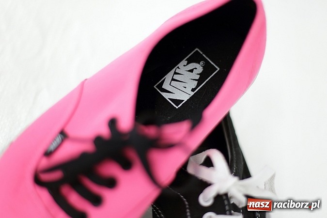 Zdjęcie w galerii na portalu naszraciborz.pl: I Nocne Szperanie w Robanie - w sobotę od 20.00 absolutnie świeża partia towaru z Anglii i Irlandii. Znajdź dla siebie Conversy i inne marki wiadomości z regionu