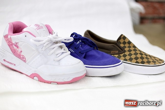 Zdjęcie w galerii na portalu naszraciborz.pl: I Nocne Szperanie w Robanie - w sobotę od 20.00 absolutnie świeża partia towaru z Anglii i Irlandii. Znajdź dla siebie Conversy i inne marki wiadomości z regionu