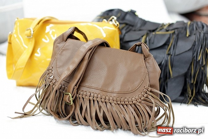 Zdjęcie w galerii na portalu naszraciborz.pl: I Nocne Szperanie w Robanie - w sobotę od 20.00 absolutnie świeża partia towaru z Anglii i Irlandii. Znajdź dla siebie Conversy i inne marki wiadomości z regionu