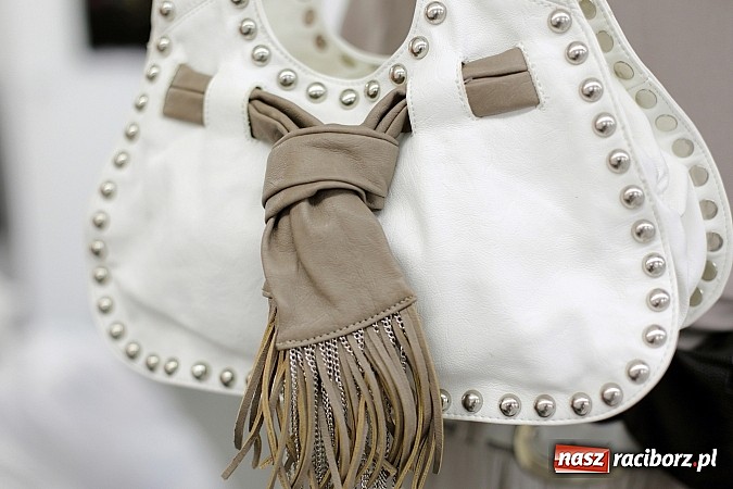 Zdjęcie w galerii na portalu naszraciborz.pl: I Nocne Szperanie w Robanie - w sobotę od 20.00 absolutnie świeża partia towaru z Anglii i Irlandii. Znajdź dla siebie Conversy i inne marki wiadomości z regionu