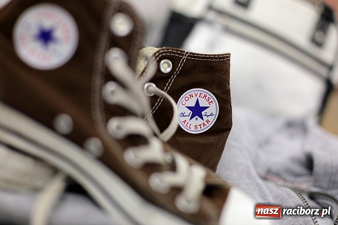 Zdjęcie w galerii na portalu naszraciborz.pl: I Nocne Szperanie w Robanie - w sobotę od 20.00 absolutnie świeża partia towaru z Anglii i Irlandii. Znajdź dla siebie Conversy i inne marki wiadomości z regionu