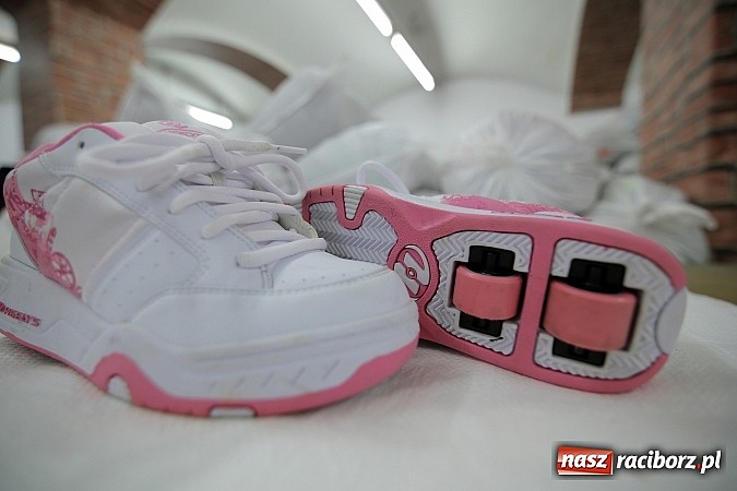 Zdjęcie w galerii na portalu naszraciborz.pl: I Nocne Szperanie w Robanie - w sobotę od 20.00 absolutnie świeża partia towaru z Anglii i Irlandii. Znajdź dla siebie Conversy i inne marki wiadomości z regionu