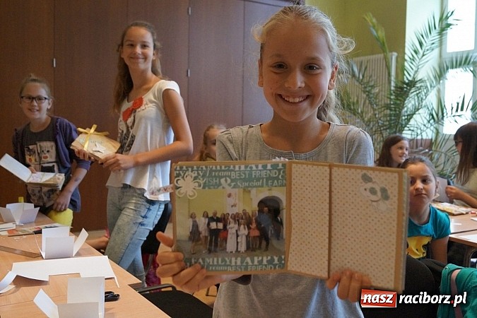 Zdjęcie w galerii na portalu naszraciborz.pl: W RCK tworzą cuda na warsztatach scrapbookingu wiadomości z regionu