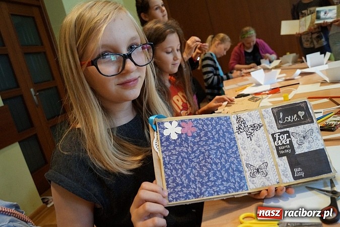 Zdjęcie w galerii na portalu naszraciborz.pl: W RCK tworzą cuda na warsztatach scrapbookingu wiadomości z regionu