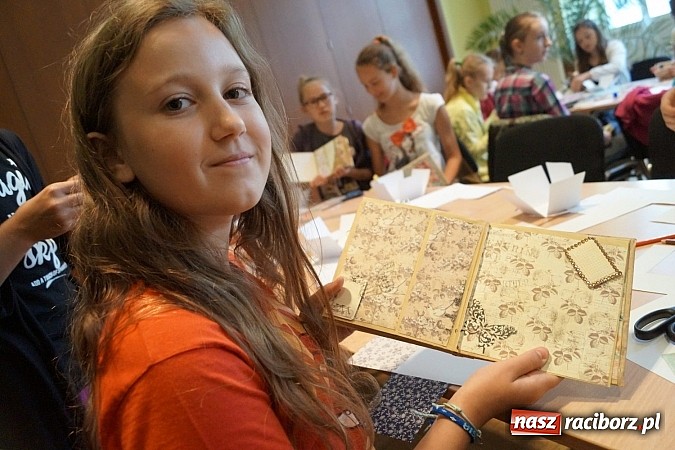 Zdjęcie w galerii na portalu naszraciborz.pl: W RCK tworzą cuda na warsztatach scrapbookingu wiadomości z regionu