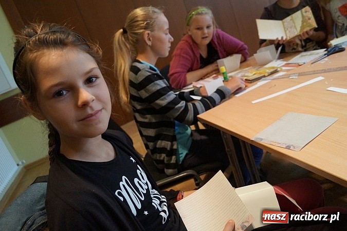 Zdjęcie w galerii na portalu naszraciborz.pl: W RCK tworzą cuda na warsztatach scrapbookingu wiadomości z regionu
