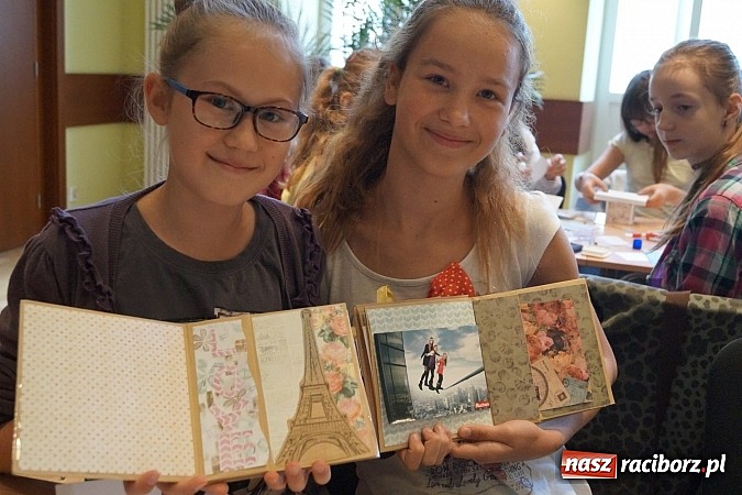 Zdjęcie w galerii na portalu naszraciborz.pl: W RCK tworzą cuda na warsztatach scrapbookingu wiadomości z regionu
