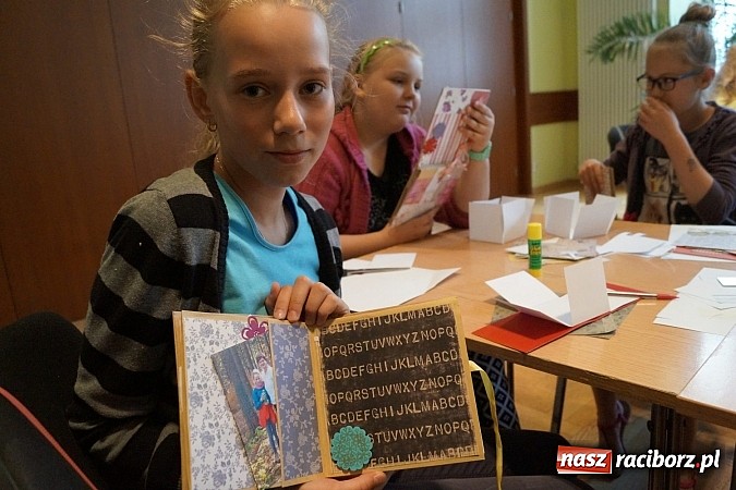 Zdjęcie w galerii na portalu naszraciborz.pl: W RCK tworzą cuda na warsztatach scrapbookingu wiadomości z regionu